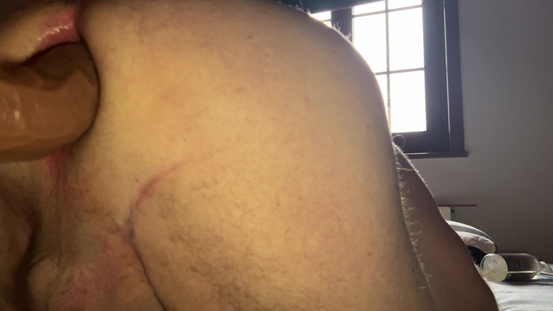 Almaviva: Дедушка трахает свой коричневый дилдо, и он наслаждается этим