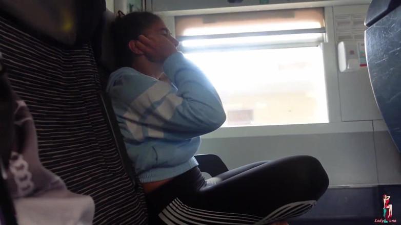 LadyAna: Chica italiana me da una paja en el tren