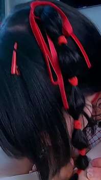 Si rambut coklat kecil molek nakal memasang punggungnya untuk kongkek dan creampie