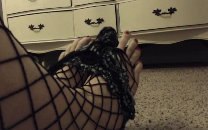 Shiny cock films: Meia arrastão, pés e masturbação com calcinha