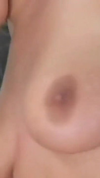 Elle s'habille légèrement en attendant de séduire son beau-fils qui a une belle grosse bite pour son cul étroit