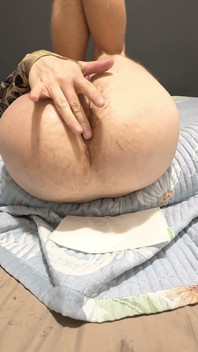 Ragazzo magro gioca con il suo sedere per la prima volta