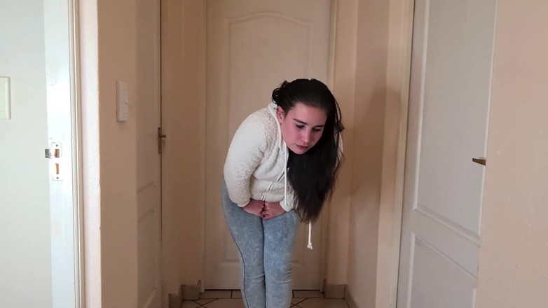 domslutfucker: 黑发荡妇急需撒尿，在她的蓝色牛仔裤里撒尿