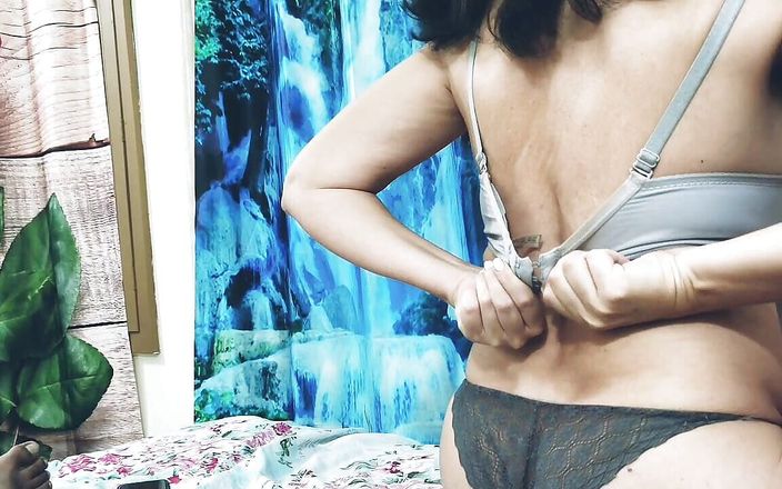 Bolly Karma: खूबसूरत लड़की बड़े काले को चूसती है और खुशी से कराहती है