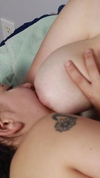 Sucer Et Allaiter Des Seins Énormes
