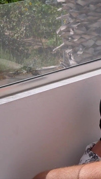 Ablowjob na słoneczny balkon sprawia, że spuszcza się w jej usta, podczas gdy nieznajomi chodzą, nie wiedząc, że po prostu orgazmował nad nią