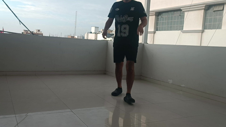 Bare skin man: Çatıda