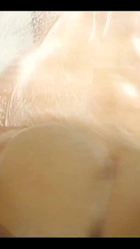 丰满且毛发浓密的阴户Sofia弄湿了我的衣服，我们在淋浴视频中获得巨大的高潮 10：25 分钟