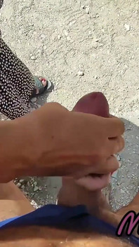 Amatoare franțuzoaică matură sexy muie pe plaja de nudiști din Grecia pentru un străin cu ejaculare - Misscreamy