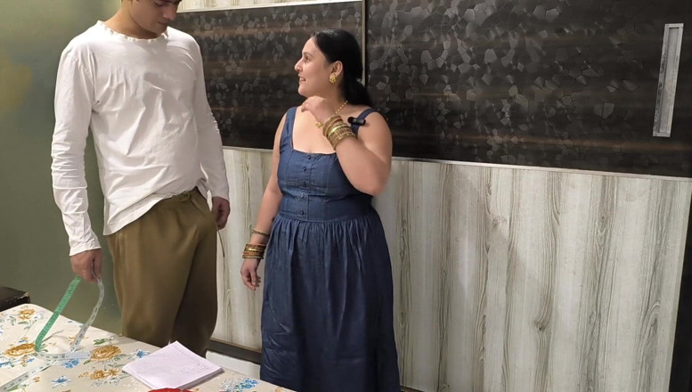 Desi chudai hub: 무료 드레스를 바느질 할 수있는 재단사와 섹스하는 Puja Bhabhi
