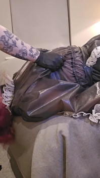 Miss Ruby Pvc Domme Throatfucks Sissy Maid med enorm svart strap-on, Sph, face slår med dildo