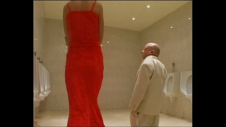 Rocco Siffredi porn: Ragazza succhia il cazzo di nano