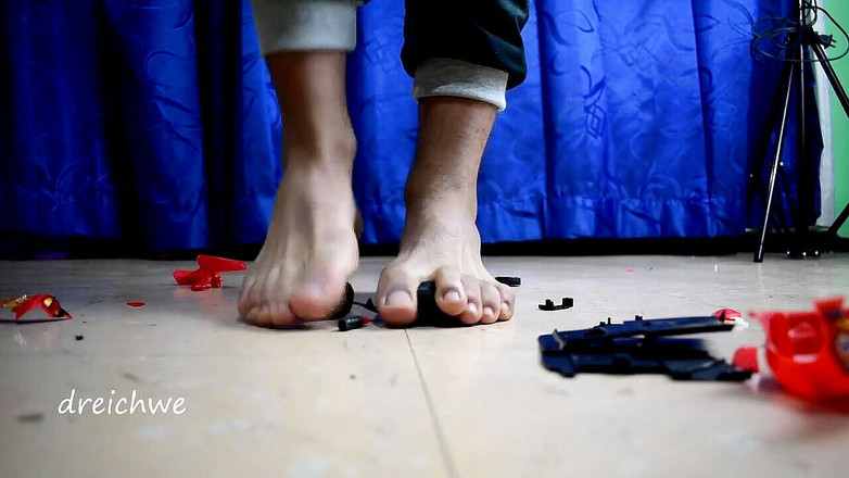 Dreichwe: 장난감 비행기로 큰 차를 파괴