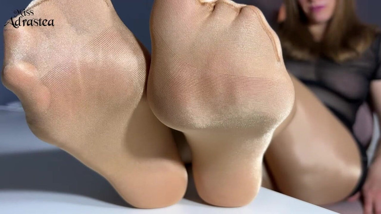 Miss Adrastea: ¡Serás esclavo de mis pies de nylon!