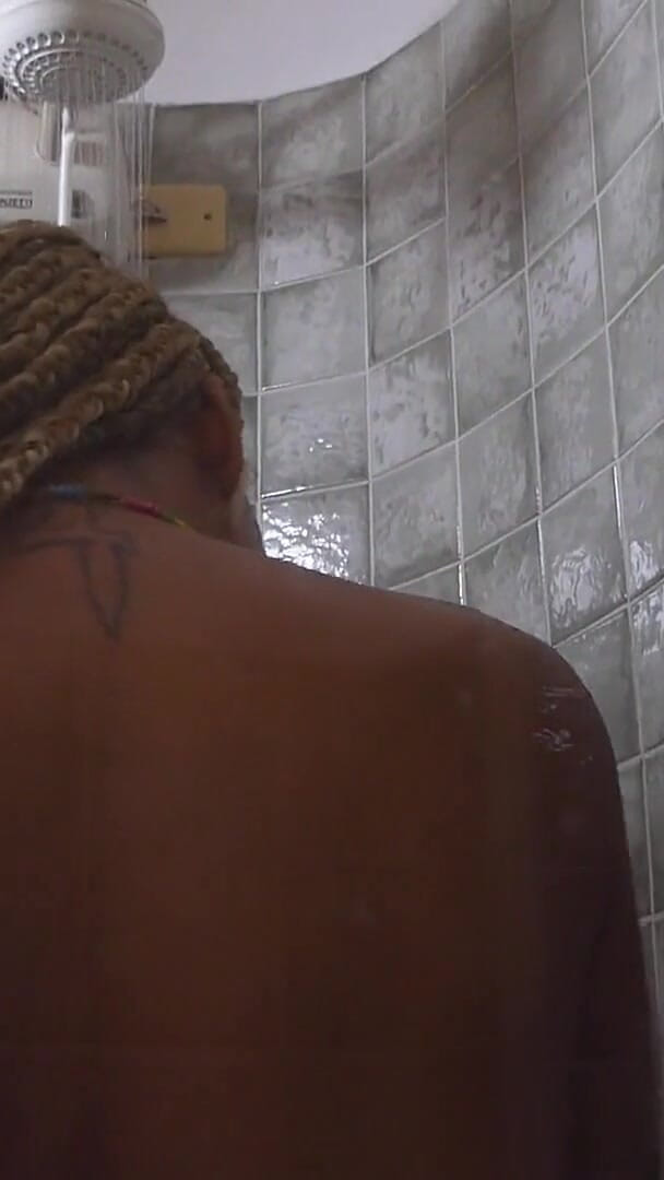 I Love Masturbating in the Shower. (Plenna Filmes)