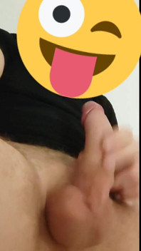 Przeszklenie mojej czarnej koszulki z białą kremową spermą