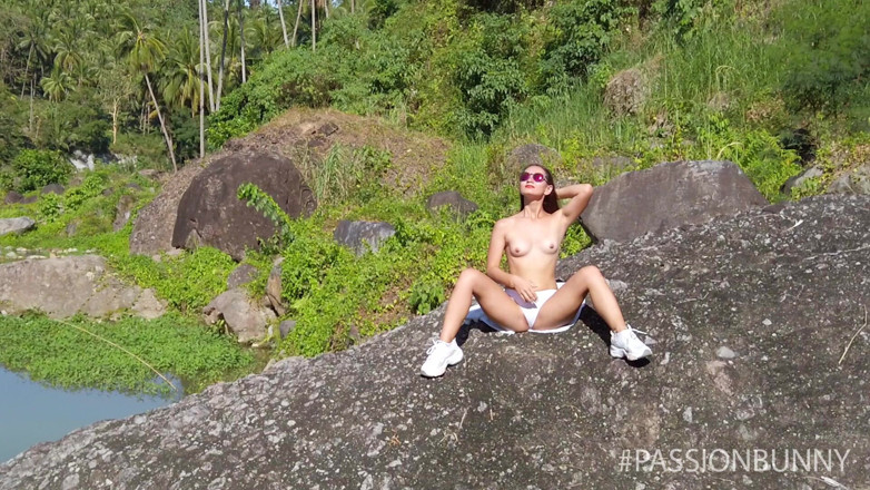 PassionBunny: Quente masturbação arriscada na natureza