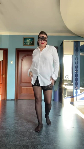 Mary Di: Belle-mère, strip-tease