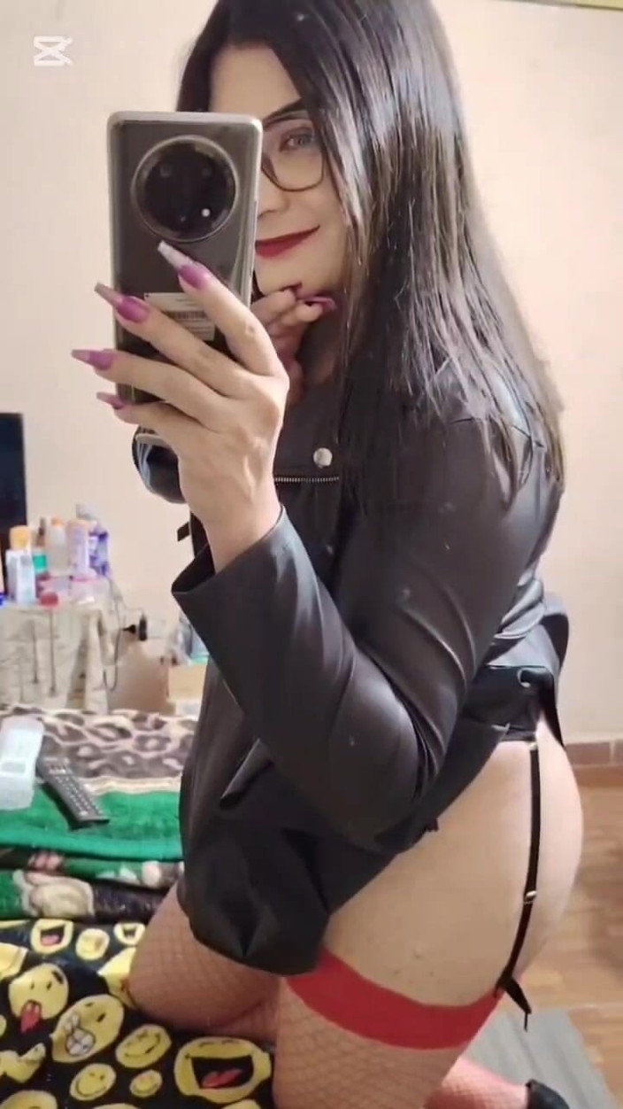 Vero boons: Shemale joue avec sa bite