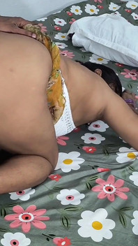 Frumoasă indiancă cu curul mare Mami futută în poziția capră și în poziția misionarului de fratele ei vitreg și ejaculare pe pizda ei