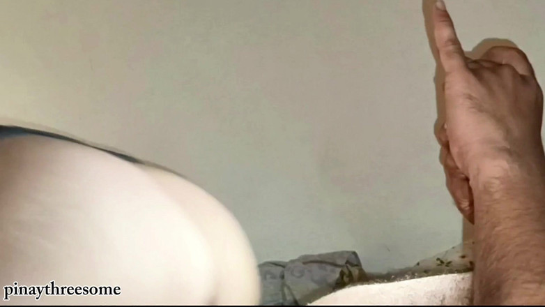 Pinay Threesome: Азіатська зрадлива дружина чоловіка знімає дружину, як вона добре робить мінет і катається