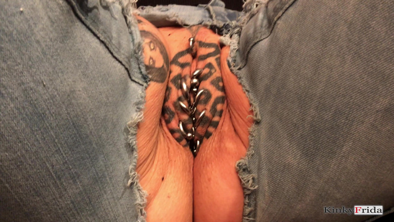 Dominatrix Frida: KinkyFrida in jeans spielt mit ihrer gepiercten und tätowierten muschi
