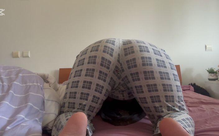 NipsAndStrips: Rotten scheten in een strakke Pijama-broek