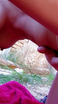Urlauber fickt geile milf Naty am strand mit einem kondom in den arsch