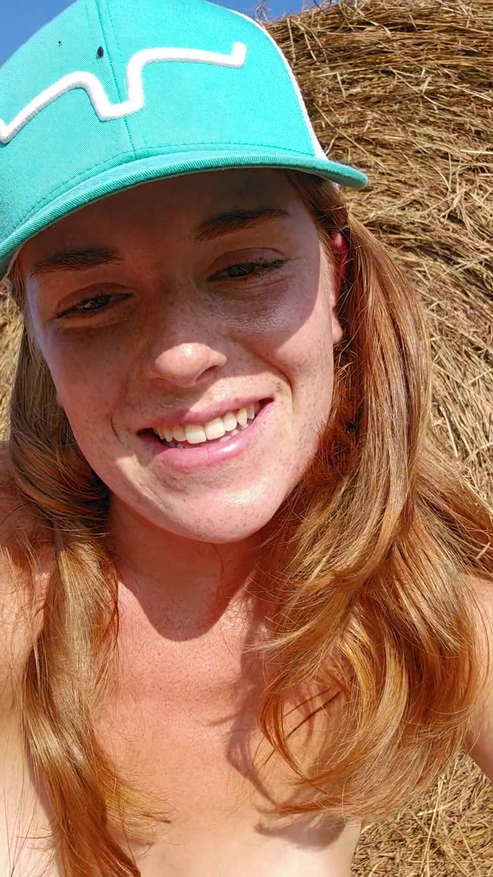 NaughtyRedFarmgirl: Velký zadek zrzka šuká zadek a kundička stříká