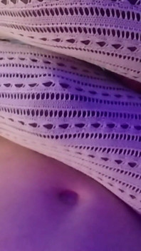 내 매력적인 검은 창녀의 허벅지 사이에 흰색 망사 스타킹으로 자위