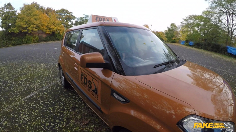 Fake Driving School: Falešná autoškola - zlobivá studentka saténová jiskra kouří instruktora pro prošlý řidičský...
