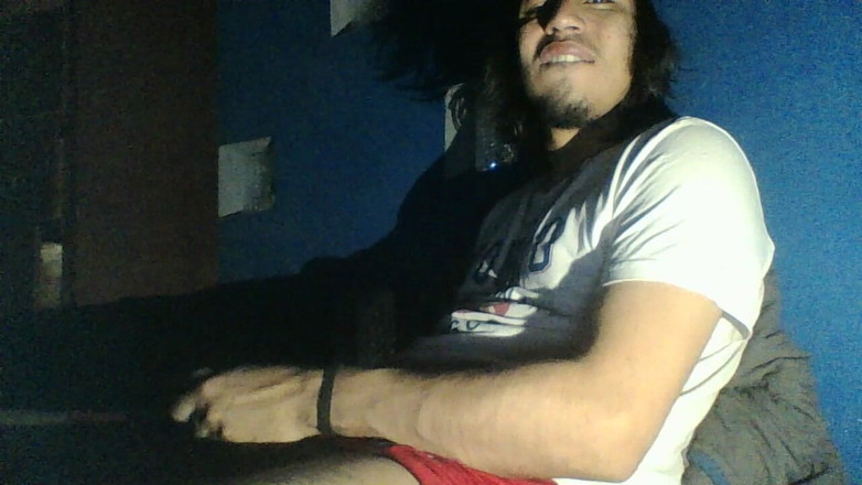 AlexAlejandro13: Onu çekmek için çaresizce çalışan iyi bir penis