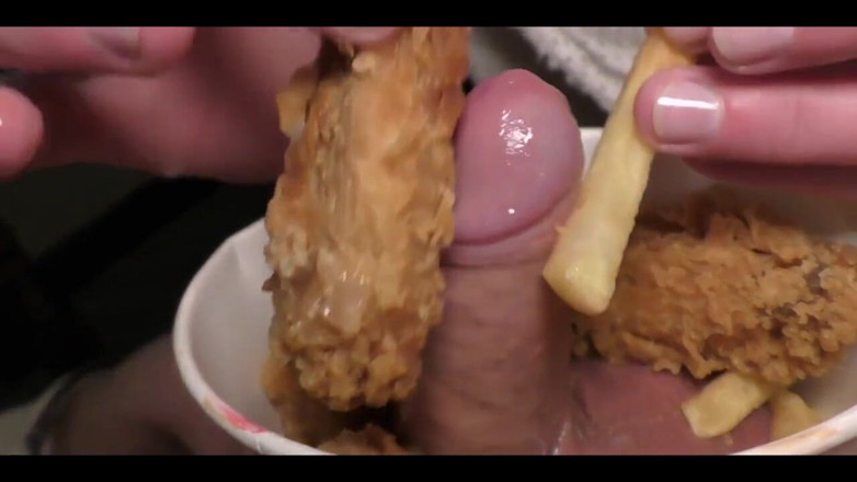 CyntiaCymes: Hallo steck schwanz zu meiner kfc schale, ich blase ihn,...