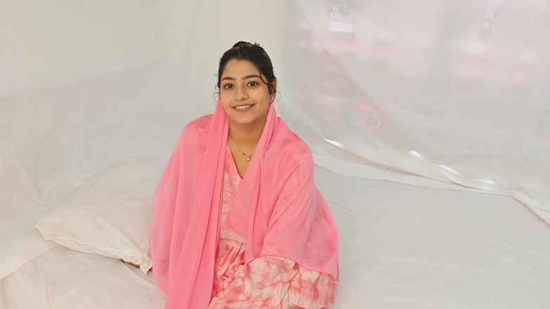 Piya pori: A Girl Sits Alone in the Park, Then She Meets...