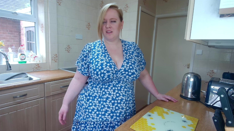 Julie_Bliss: Великанша Julie Bliss - сжимает сводный братец