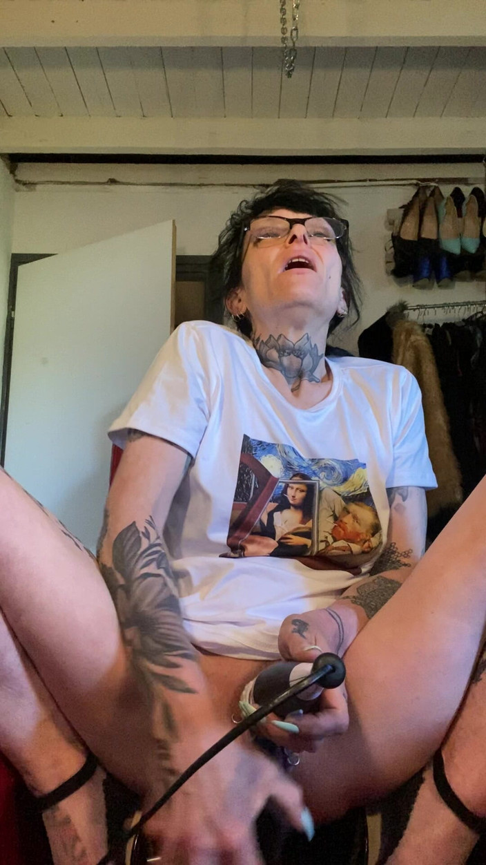 aewin11: Orgasmo cremoso su un grosso dildo