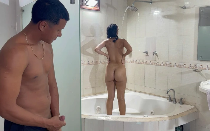 Saraymike: Aku ngentot memek sempit adik tiriku yang pemalu di kamar...