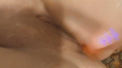 Kreamy Kay: Brinquedo rosa na buceta molhada e apertada