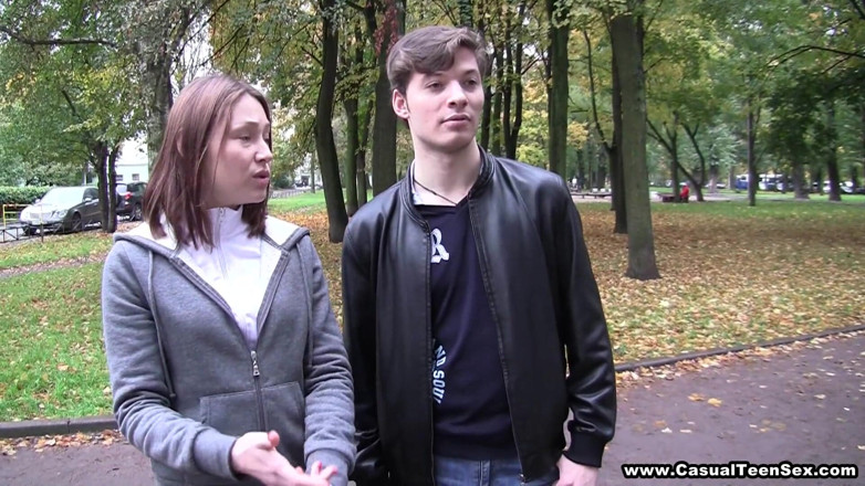 Casual Teen Sex: Fată drăguță futută în gât de un iubit ocazional