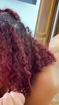 Hon hade en dröm om att ge mig en slarvig avsugning - sexig rödhårig visar het och hårdhänt avsugning och deepthroat i POV