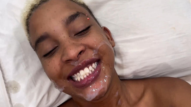 Jr Doidera: Mladá Rebeca Olew v motelu se dvěma přáteli, kteří jí...