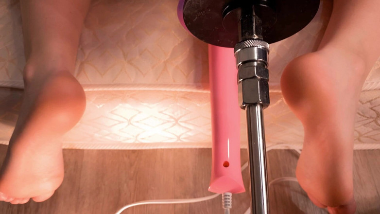 AmyHi: 18letá teenka poprvé zkouší šukací stroj s monstrózním čůrákem