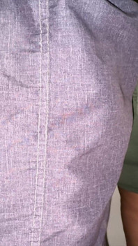Ea apucă accidental pula unui străin în timp ce așteaptă la coadă