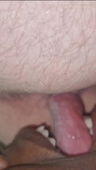 白いパパのお尻を食べる