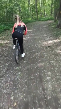 Rower kończy się gorącym lodzikiem w lesie