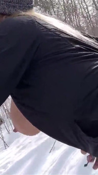 Sexo ao ar livre no parque no inverno