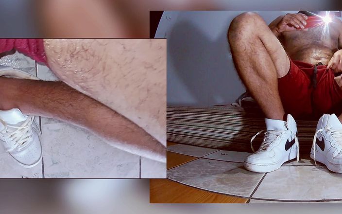 Stink HairyMale: Masturbându-se în pantaloni scurți