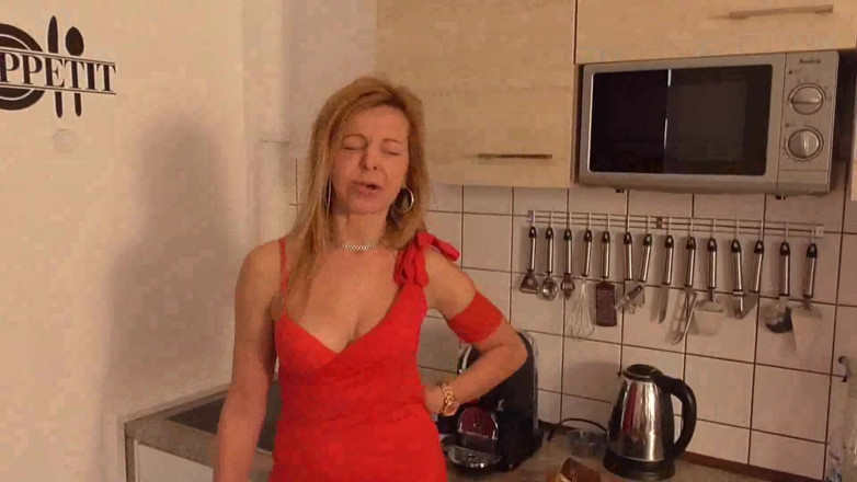 Foot Girls: Feeding lesson in the kitchen