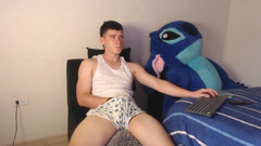 Icyhot707: Velký Mladý Latino Masturbuje Přes Kalhoty