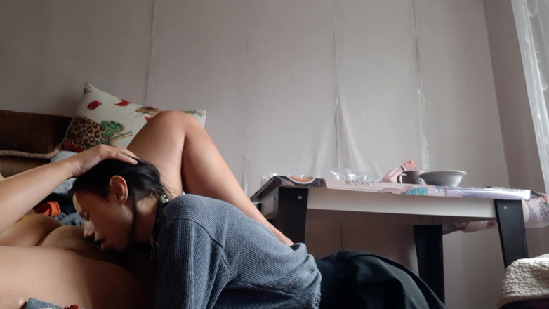 Lesbian-illusion: Kız arkadaşım amımı emerken, öperken ve yalarken kafa masajı yapıyorum